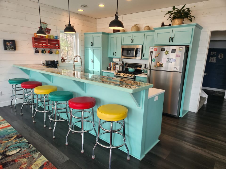 Breakfast Bar with room for 6