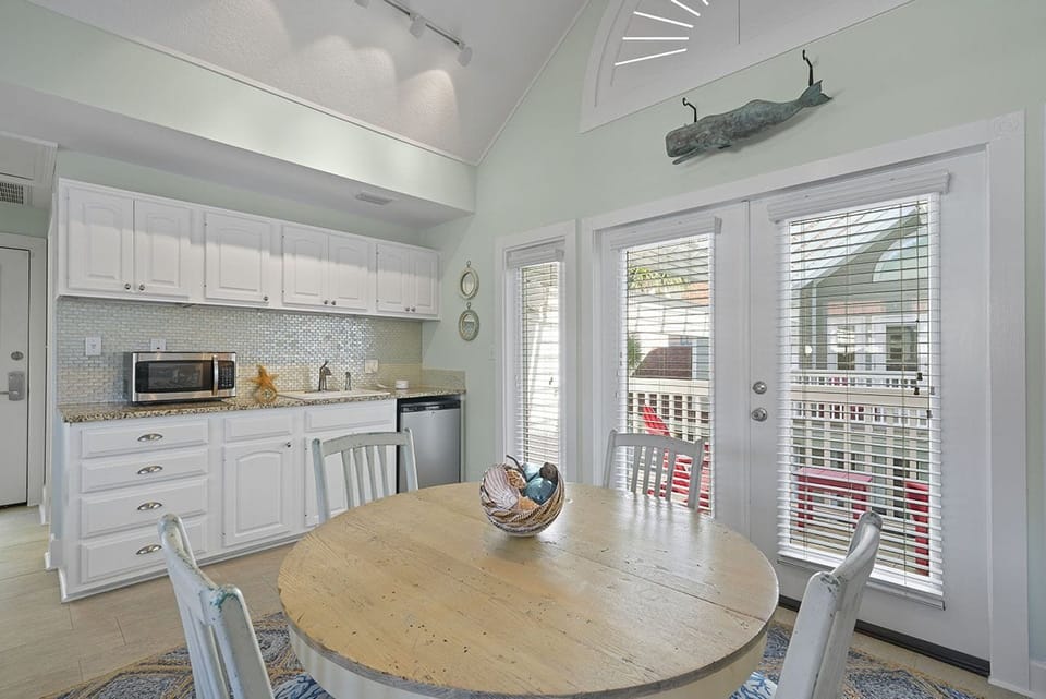 Palm Oasis - Miramar Beach - Kitchenette & Dining Area