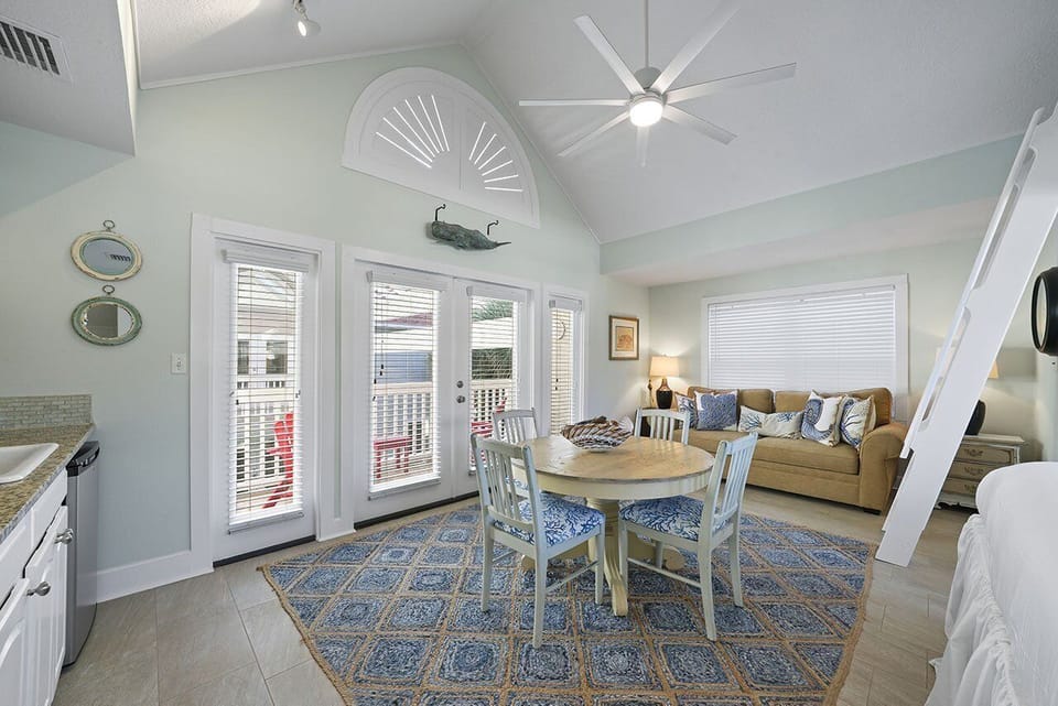 Palm Oasis - Miramar Beach - Seating & Dining Area