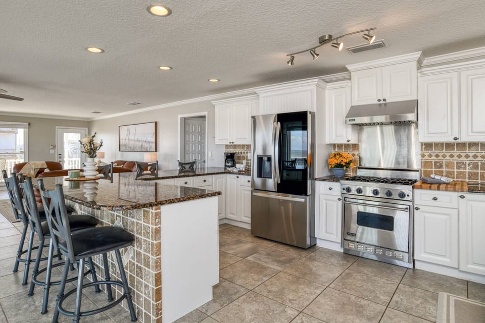 The kitchen has everything you need to create delicious meals!