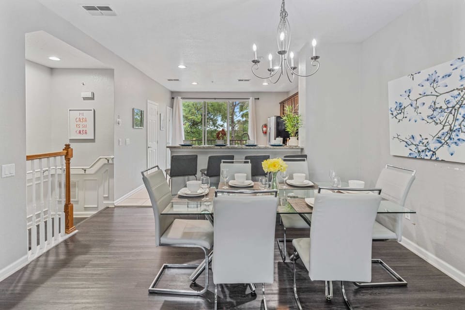 - Sophisticated dining area of the townhouse in Orlando Florida - Dining arrangement for 6 persons - Thoughtful lighting fixtures creating an intimate and inviting atmosphere - Understated elegance with a focus on clean lines and sleek design