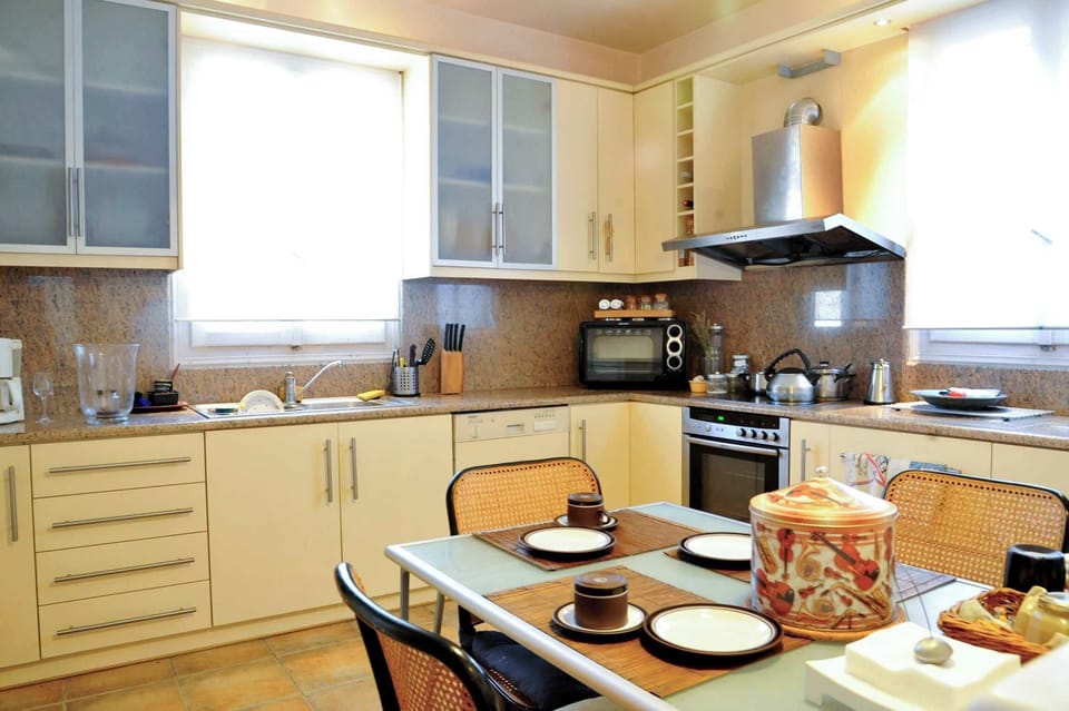 Fully Equipped Kitchen – Features modern amenities for convenient cooking.