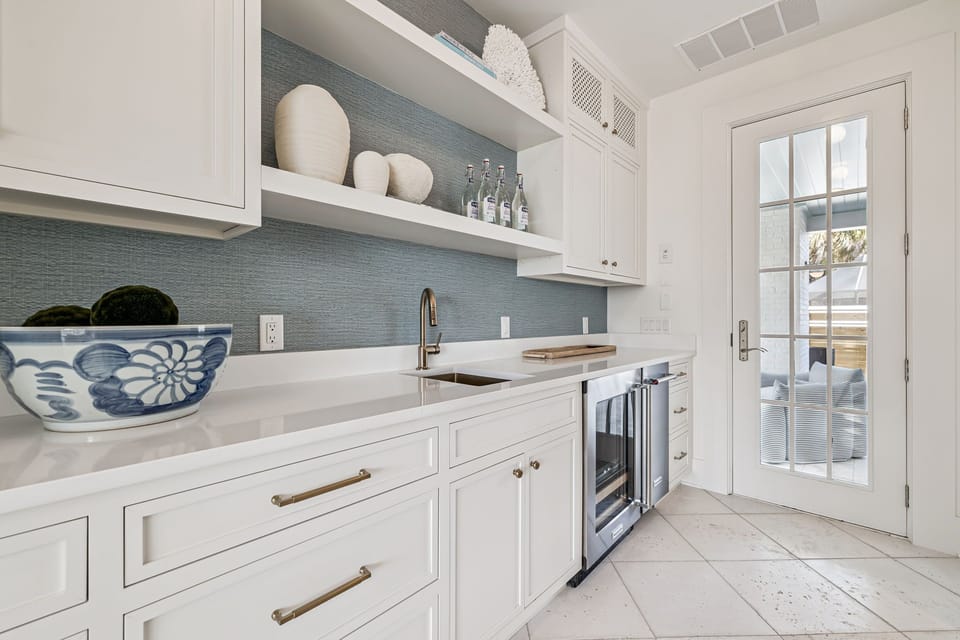 Additional kitchen area with direct access to the pool