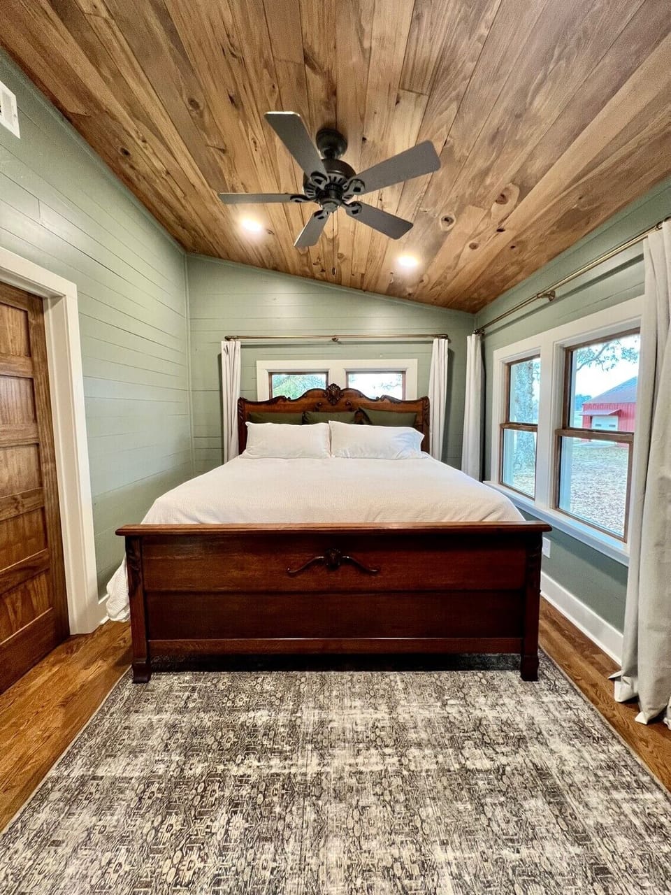 King bedroom w closet. Connects to main bathroom, dining, laundry & back porch.