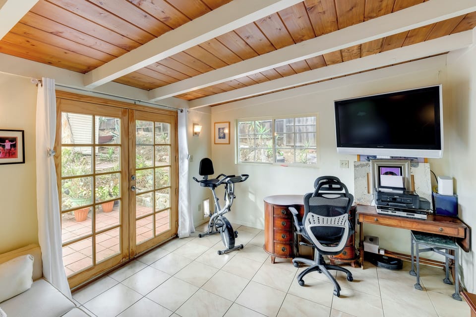 Additional Living Area | Flat-Screen TV | Laptop-Friendly Workspace