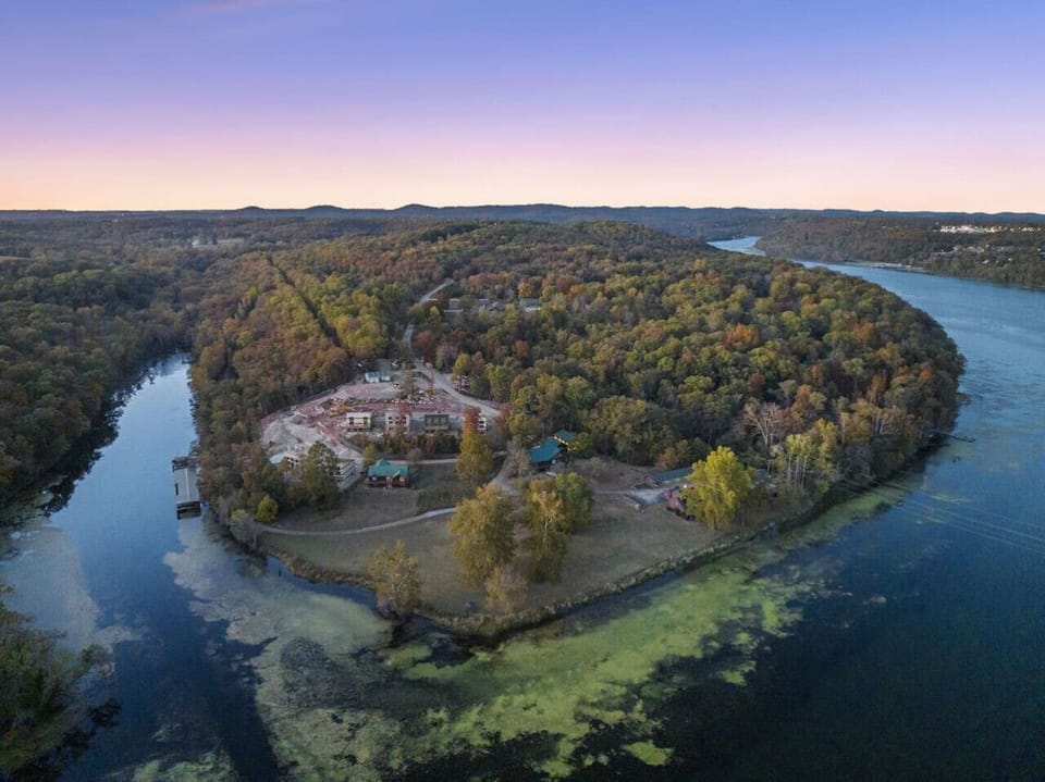 Beautiful country secluded hideaway, but 15 minutes away from Branson Landing.