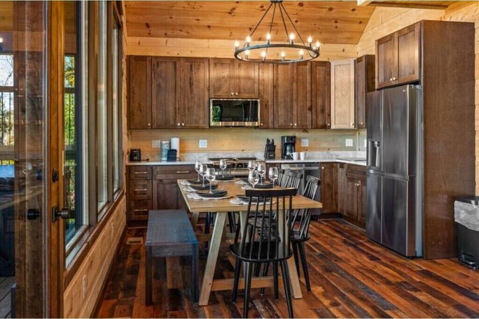 Large eat-in kitchen area