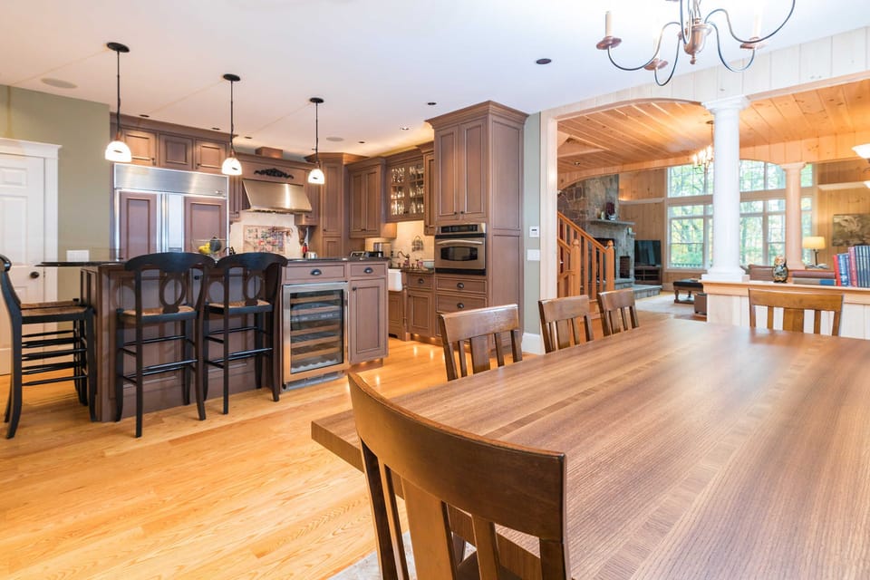 Eat-in gourmet kitchen
