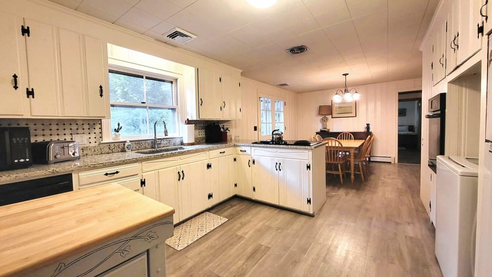 Full kitchen and open dining area