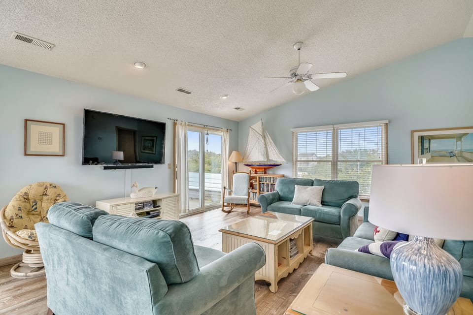 Upper/ Main Floor,Living Area,