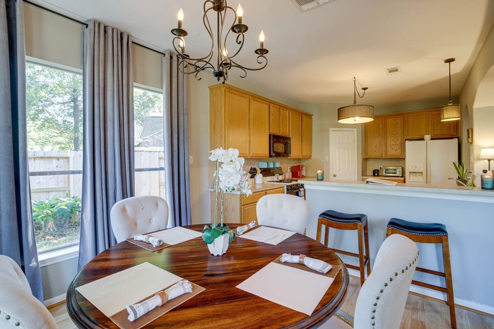 Dining Table | Dishware & Flatware