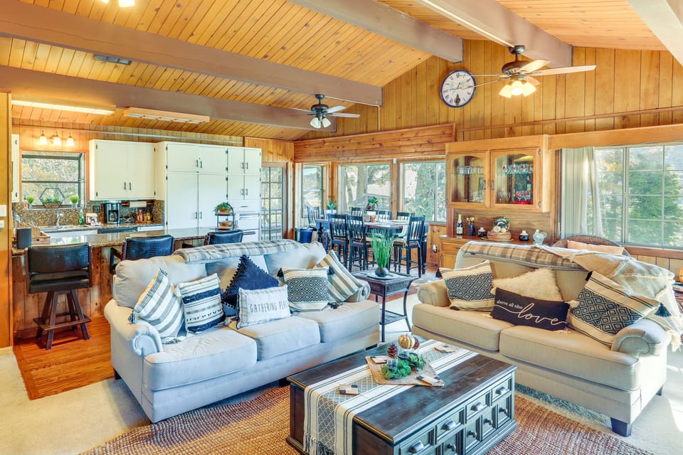 Living Room | Main Level | Central Heating | Free WiFi | Open Floor Plan
