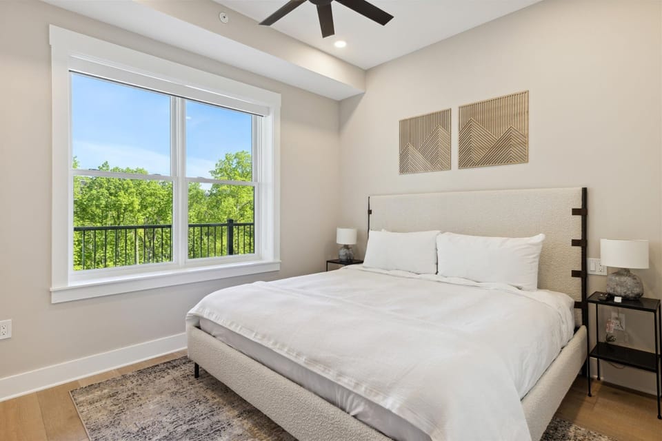 Guest Bedroom - King - King Bedroom with Cable TV and WIfi