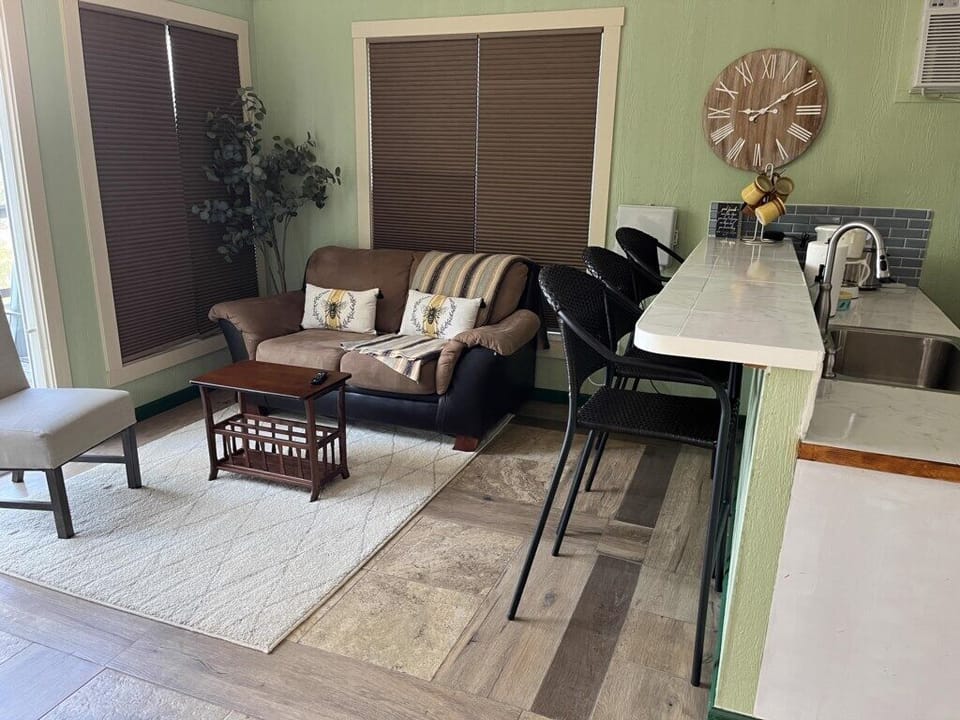 Living room/bar seating