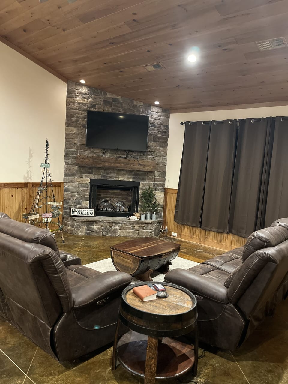 Living area with gas fire place 