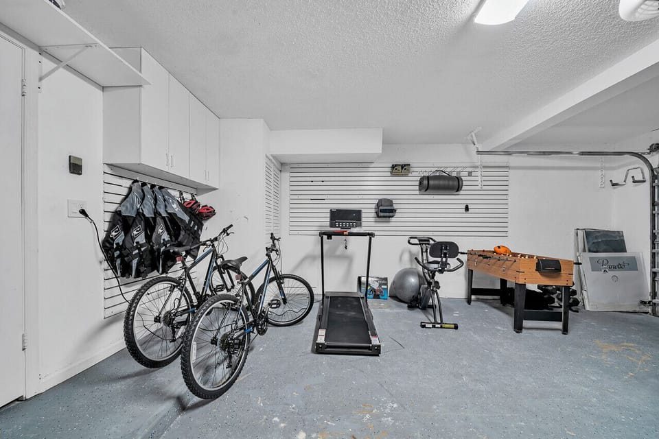 Home gym in garage - keep up your wellness & enjoy two adult bikes