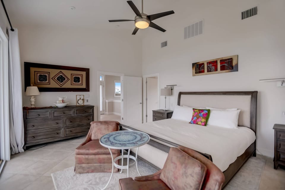 Bedroom with Queen bed