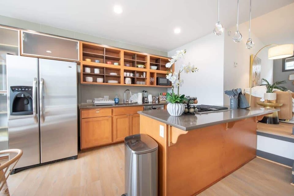 It's well equipped and it's easy for you to make a meal here!