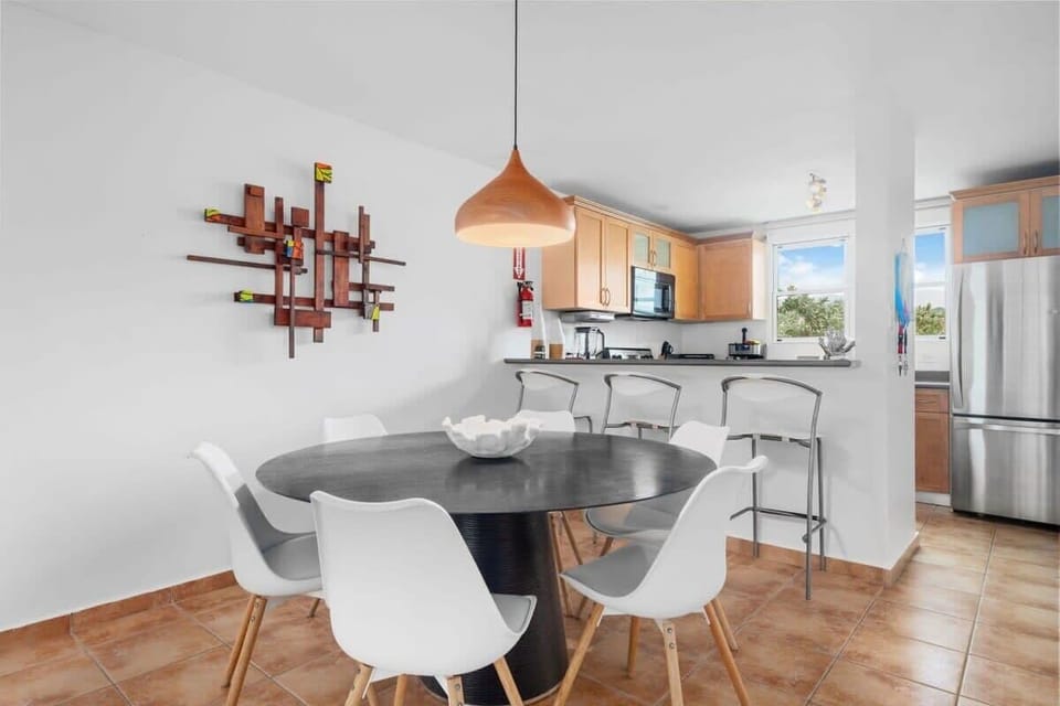 The 6-person dining table and fully equipped kitchen.