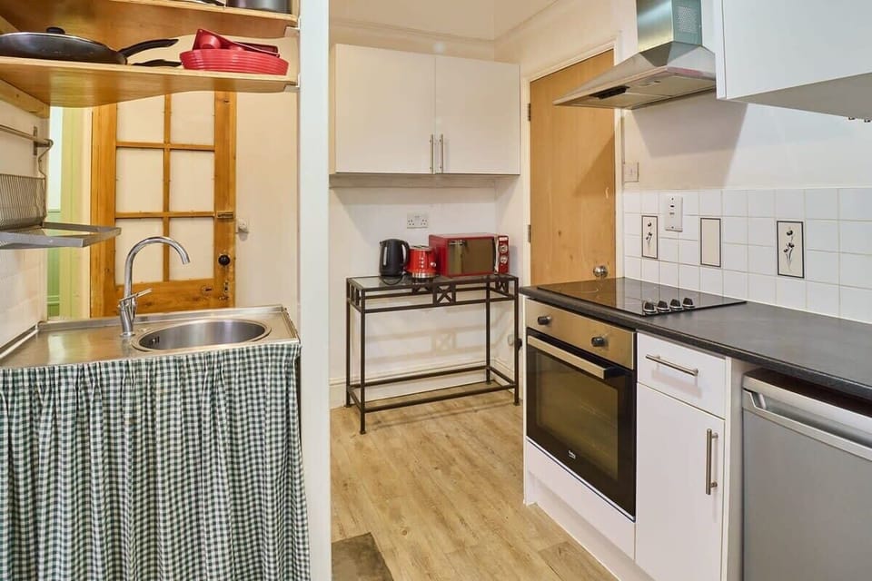 The Cabin, Canterbury - Host & Stay