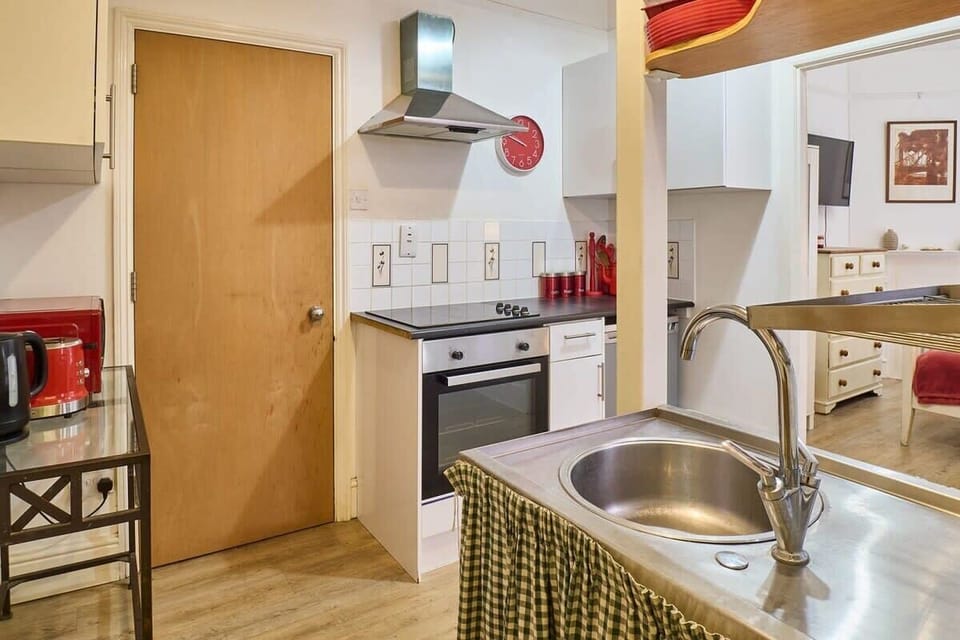 The Cabin, Canterbury - Host & Stay