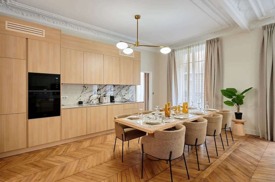 cuisine américaine entièrement équipée et grande table pour diner