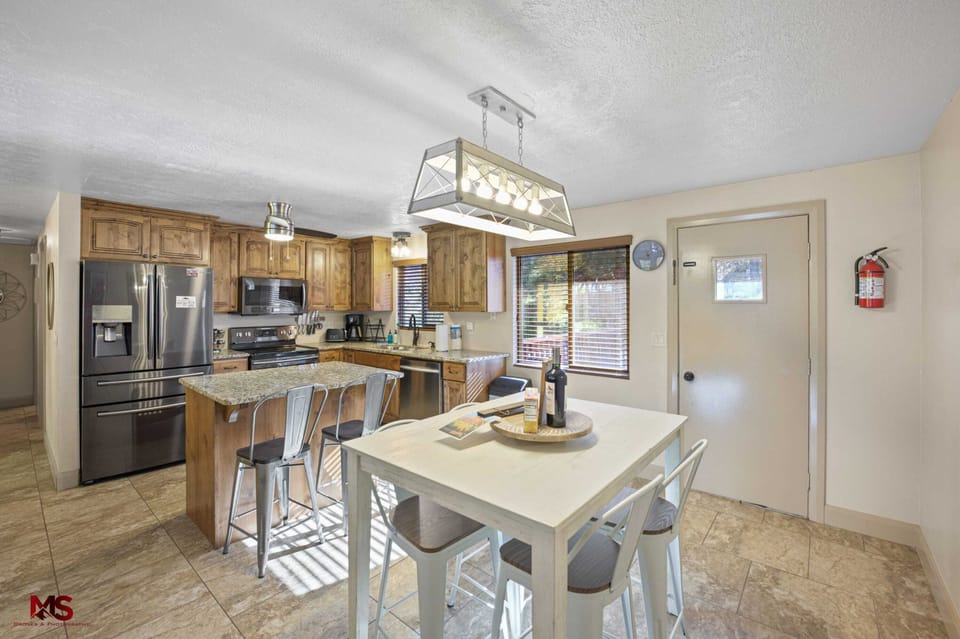 Share delicious meals together at the dining table or the kitchen island.