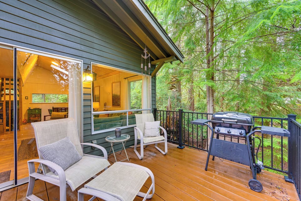 Deck | Outdoor Seating | Gas Grill | Dining Area