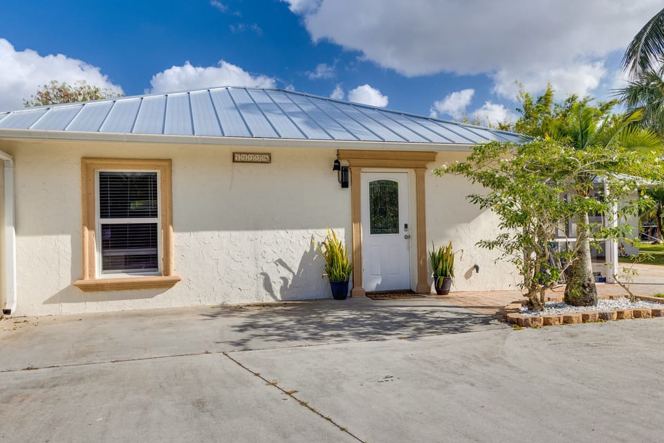 Apartment Exterior | Free WiFi | 10 Mi to Downtown Palm Beach Gardens