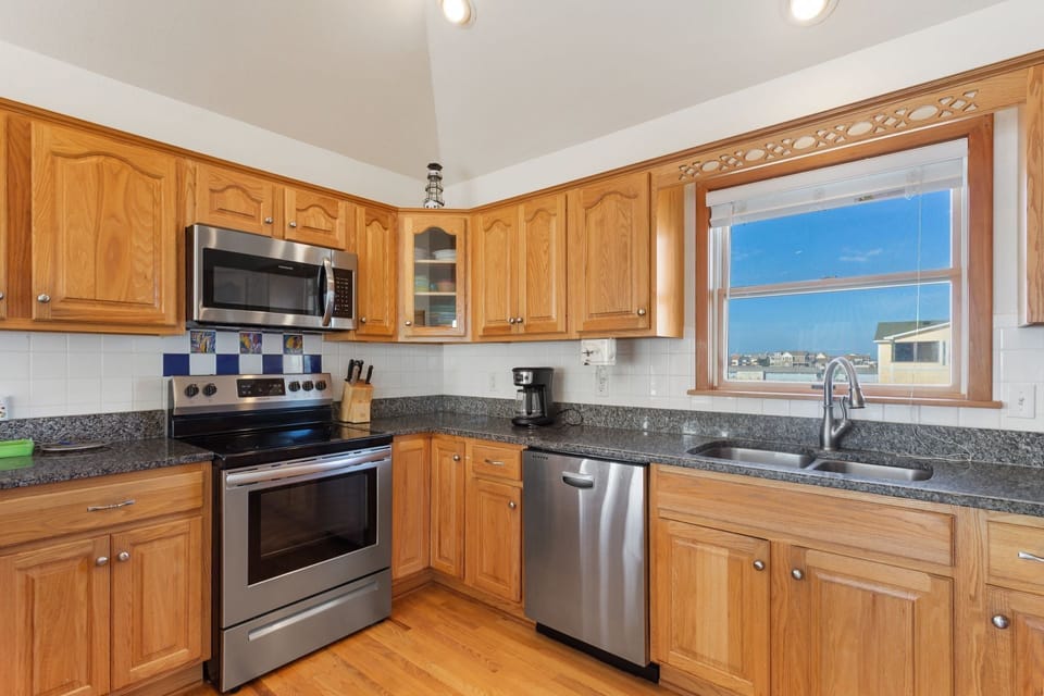 Modern appliances in the Kitchen make cooking a breeze!
