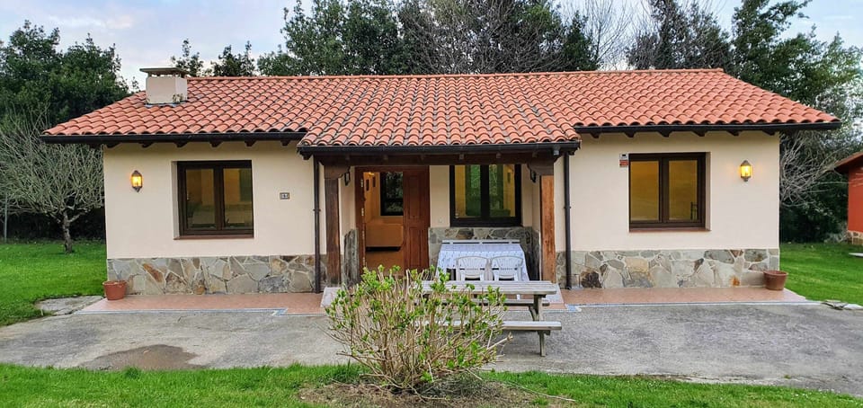 Property building,Facade/entrance,Garden,Garden view