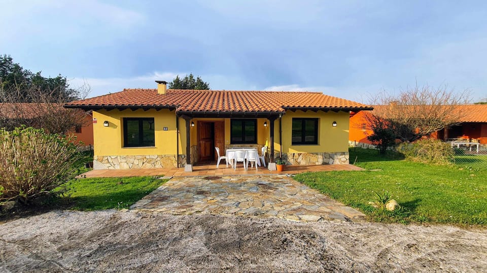 Property building,Facade/entrance,Garden,Garden view