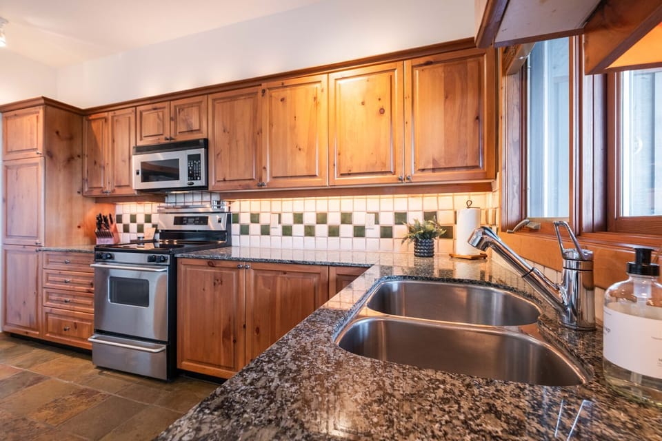 Full kitchen: Stainless steel appliances