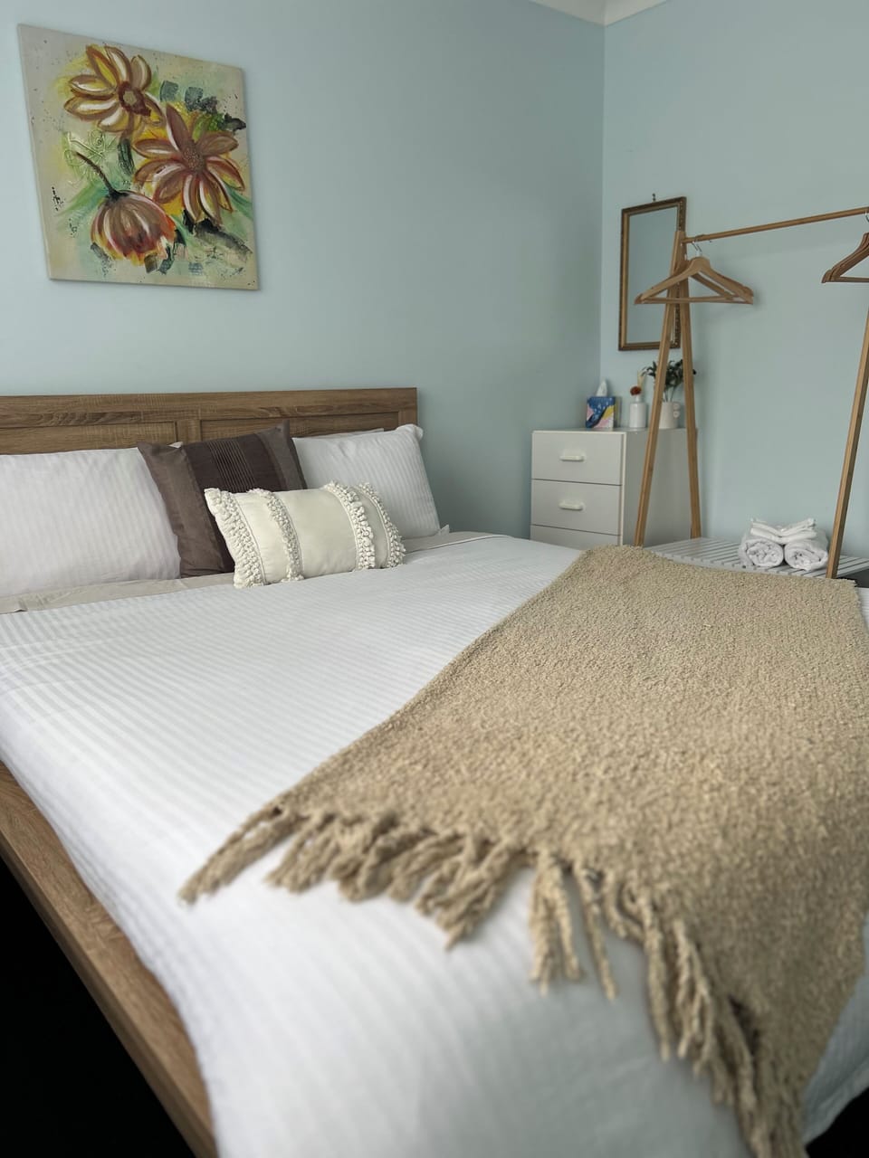 Bedroom 1 sleeps 2
All linen & bath towels provided 
Ceiling fan