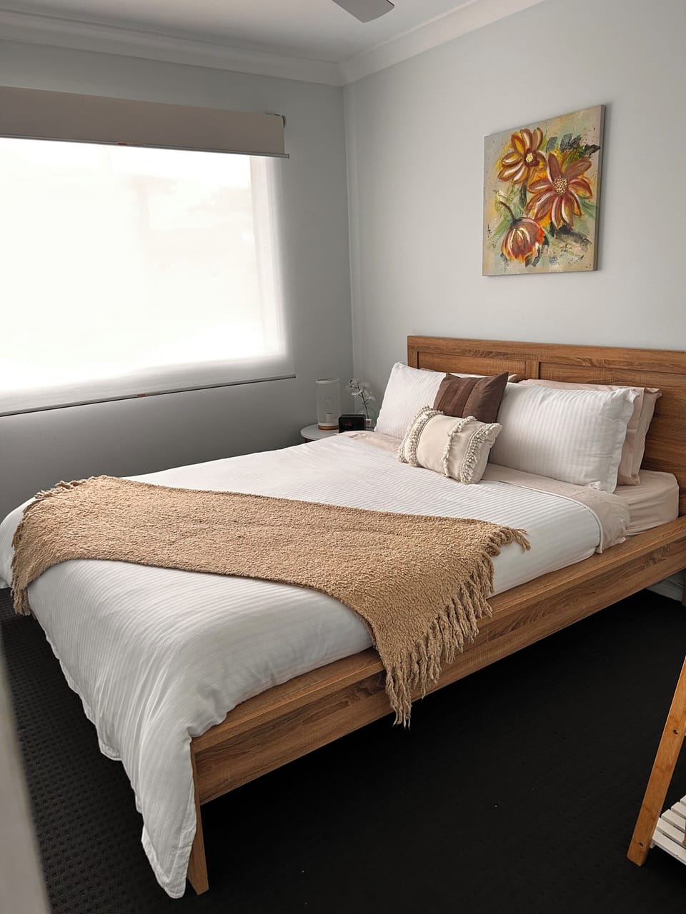 Bedroom 1 sleeps 2
QB , all linen & bath towels provided 
Ceiling fan