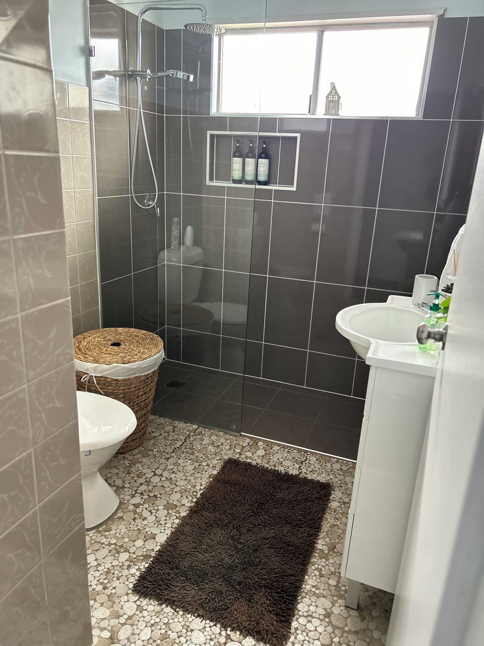 Main bathroom 