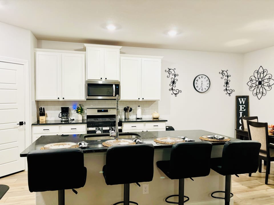 Eat-In Kitchen