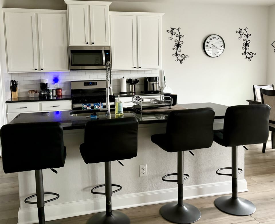 Eat-in kitchen with modern appliances