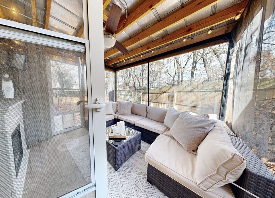 Screened in Porch (open May to October)