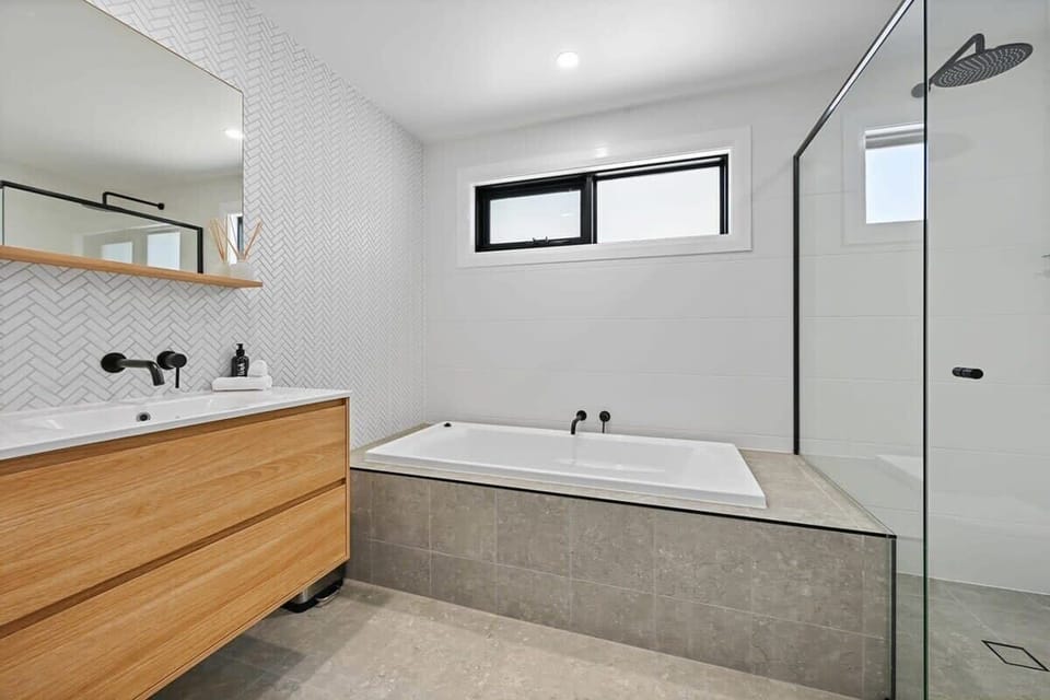 Main Bathroom - Shower + Bathtub