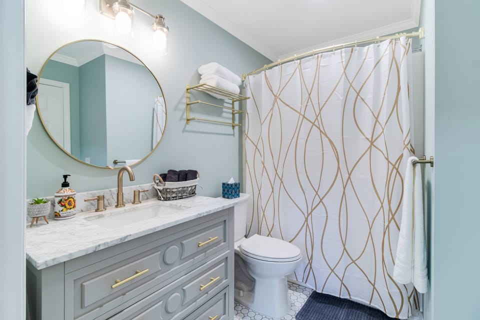 Bathroom with Tub/shower combo