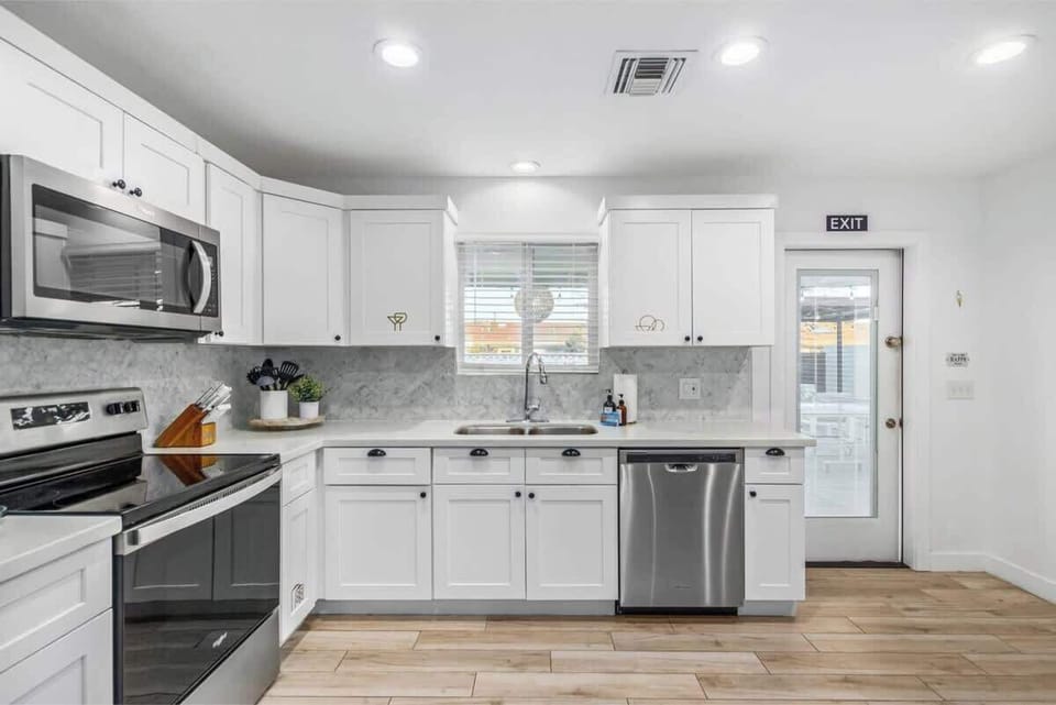 WHite Shaker Cabinets and Stainless Steel Appliances