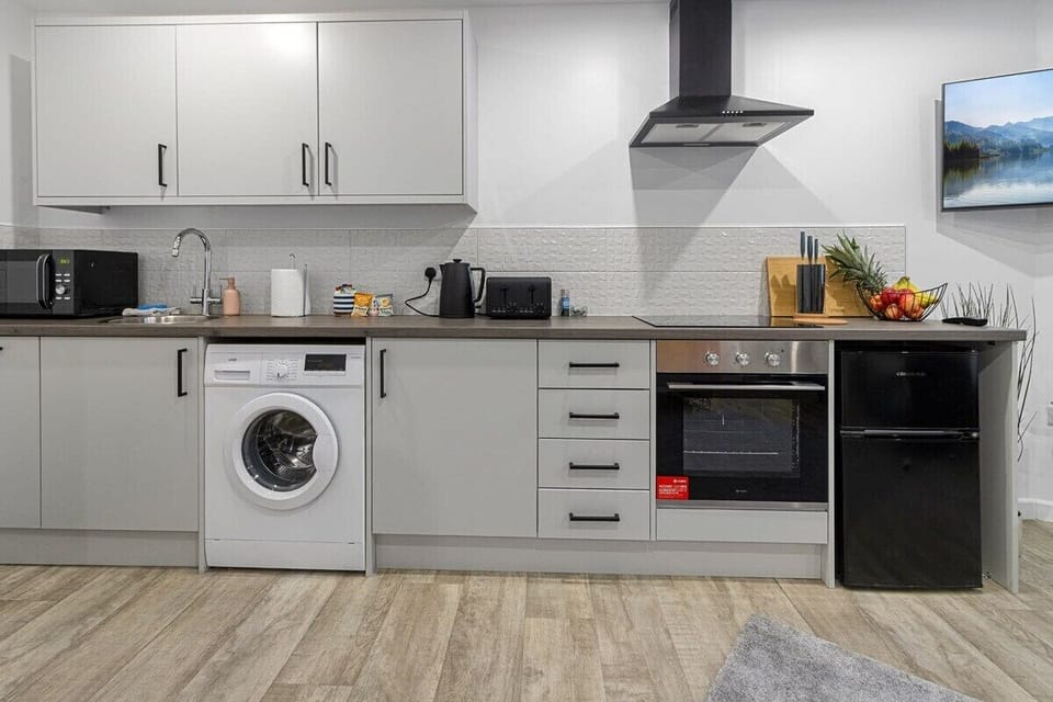 42" Smart TV, Fully Loaded Kitchen, Decotative detail