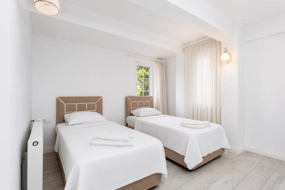 Twin bedroom with A/C