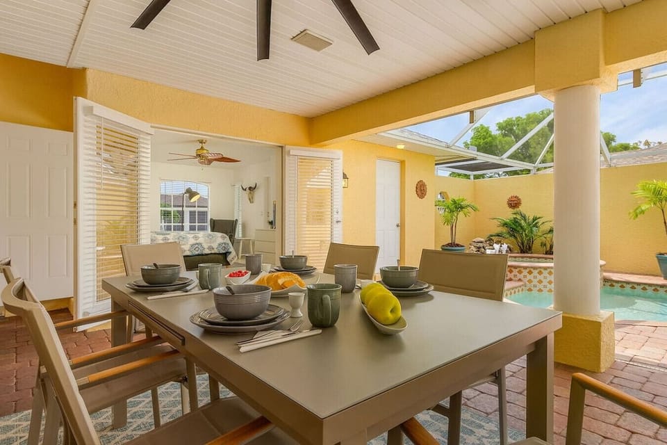🍽️ Al fresco dining steps from the pool — perfect for morning coffee or sunset dinners