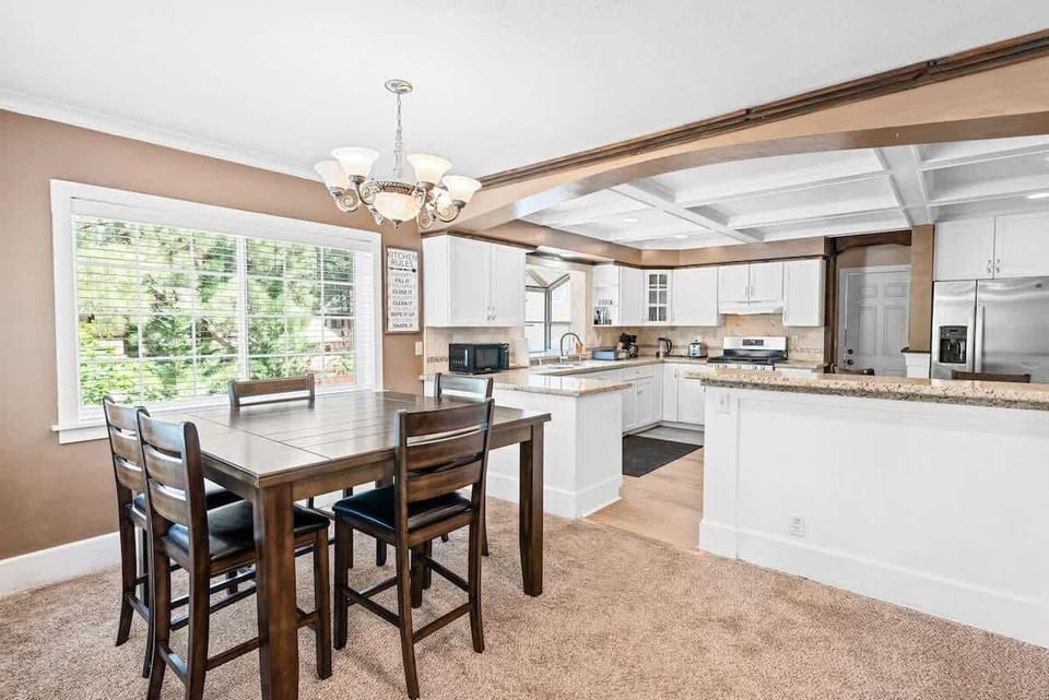 Great Floorplan, Open to kitchen