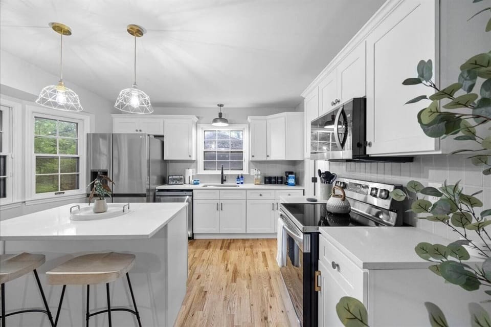 New Kitchen w/ Stainless Steel Appliances