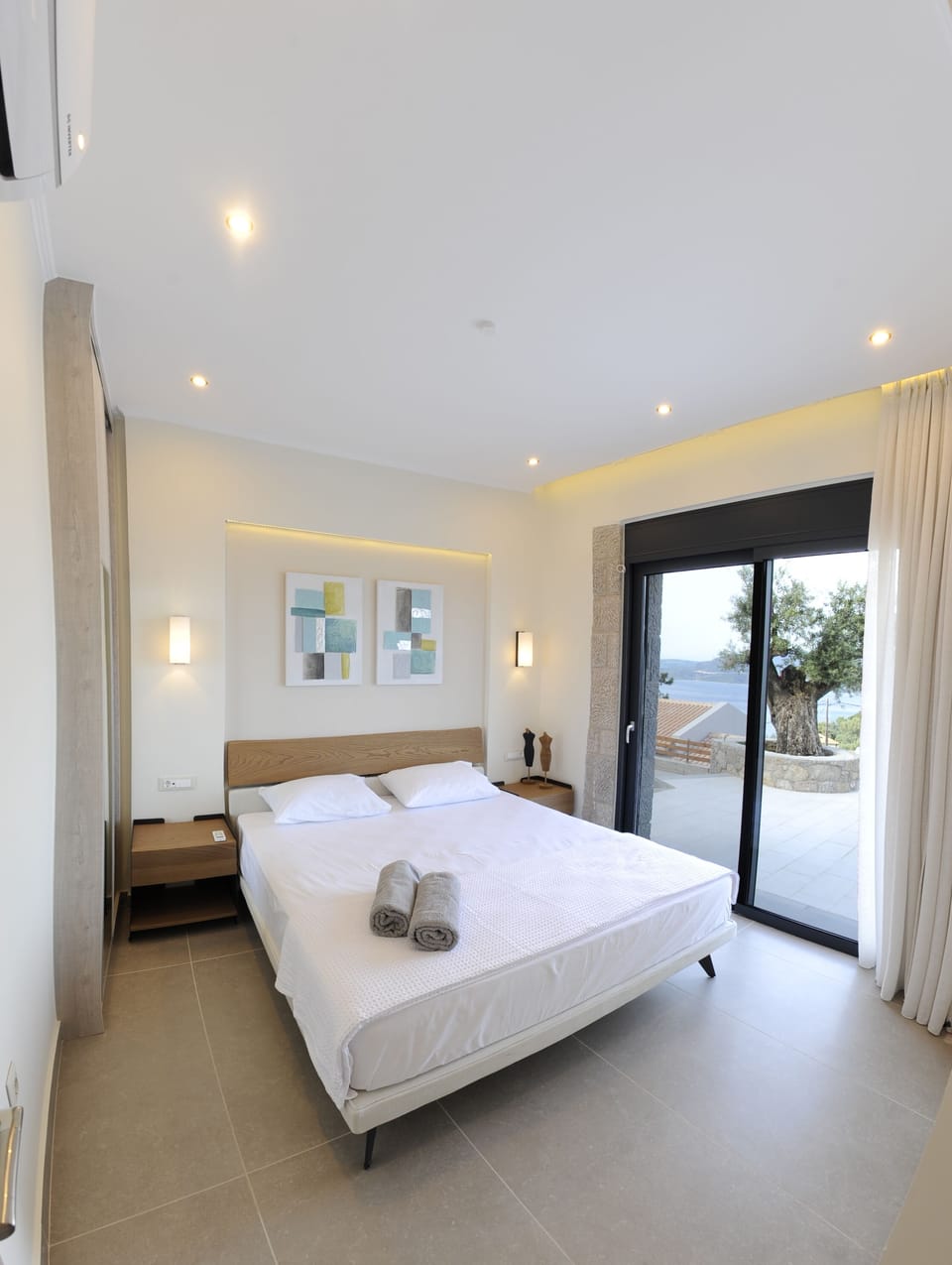 Ground floor's bedroom with direct access to the pool area