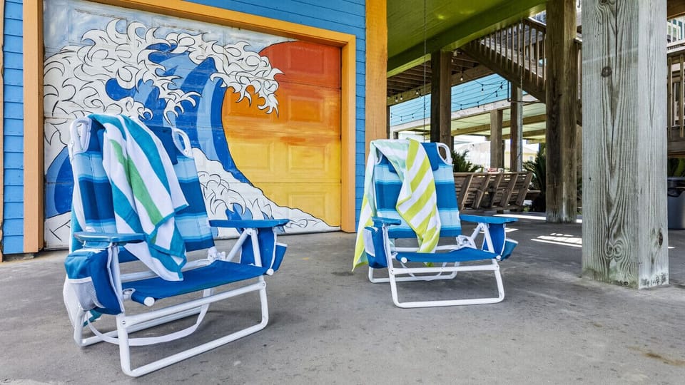 Relax in style by this vibrant mural, capturing the true beach vibe.