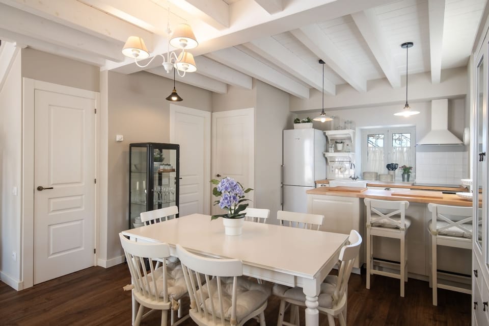 Kitchen or kitchenette,Floor plan,Dining area